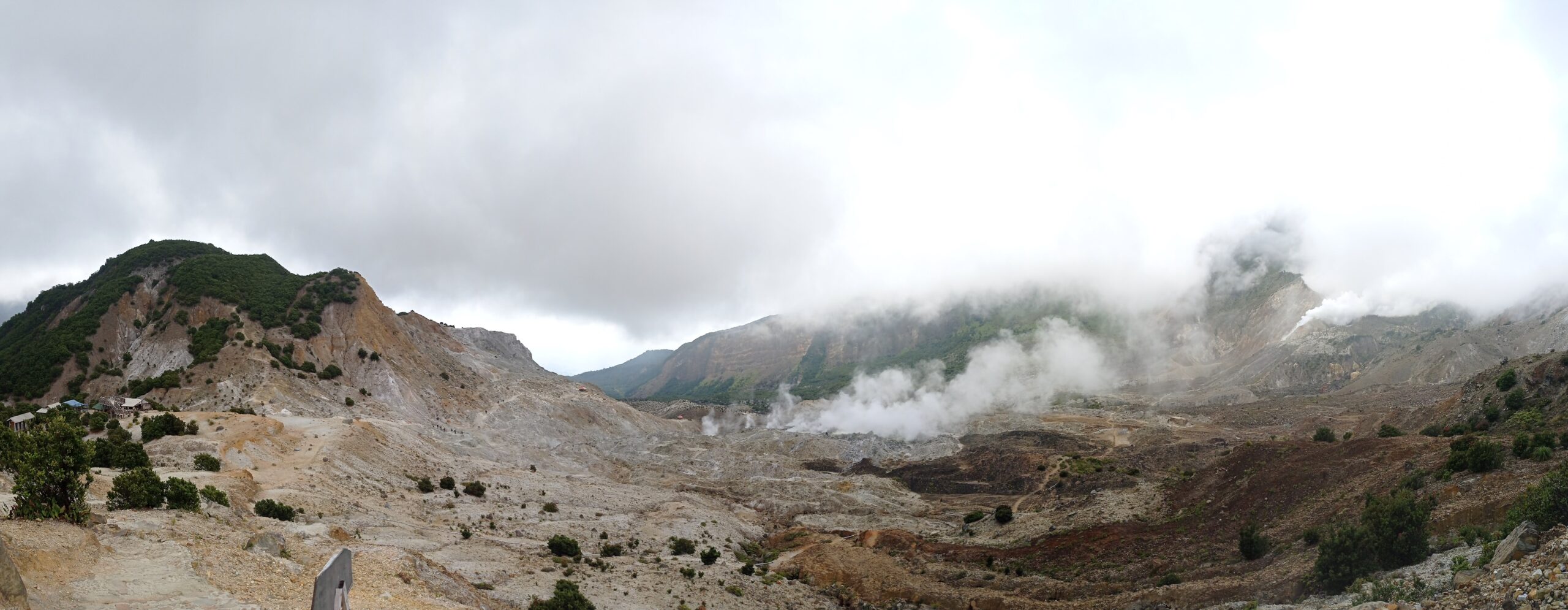 Panorama kawah Gunung Papandayan